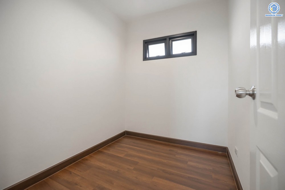 บ้านมือสองตกแต่งใหม่ โครงการ ดิเอมเมอรัลด์การ์เด้น ทวีวัฒนา เนื้อที่ 80 ตร.ว. ฟังก์ชัน 4 ห้องนอน 3 ห้องน้ำ จอดรถได้ 2 คัน บนทำเลศักยภาพเชื่อมต่อหลายเส้นทาง ทั้ง ถนนทวีวัฒนา, ถนนพุทธมณฑลสาย4, ถนนบรมราชชนนี ใกล้เซ็นทรัลปิ่นเกล้า และมหาวิทยาลัยมหิดล